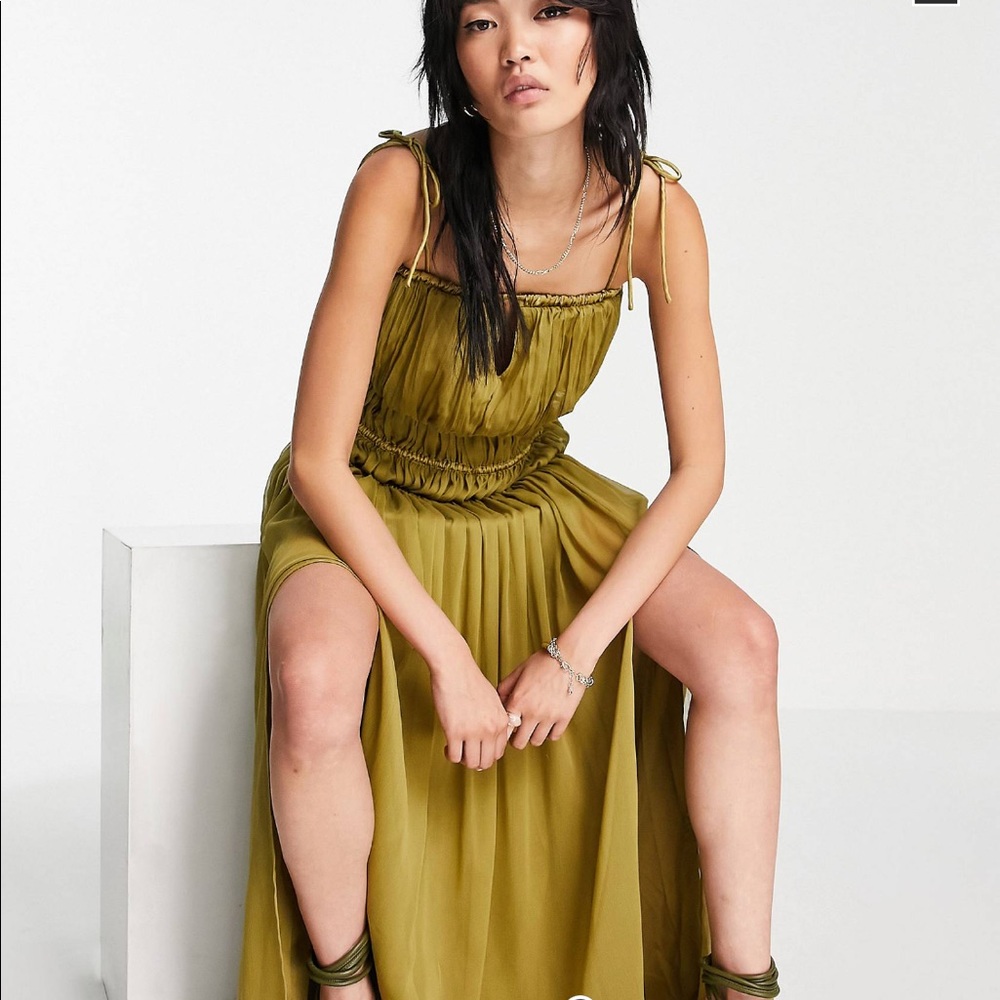 Strappy maxi dress with ruched channel detail and toe straps. Worn once. NWOT. - Picture 3 of 8